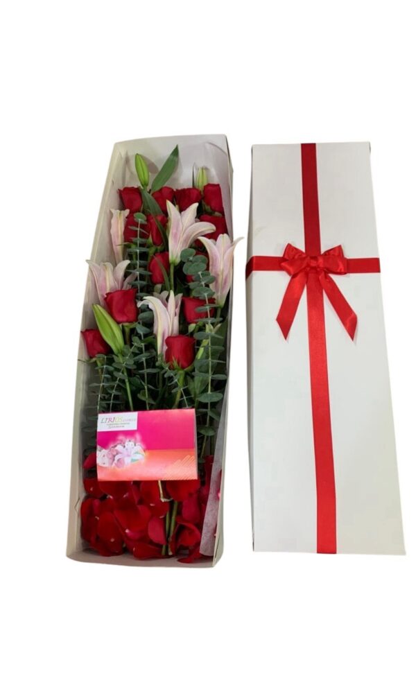 Caja de rosas y Lirios